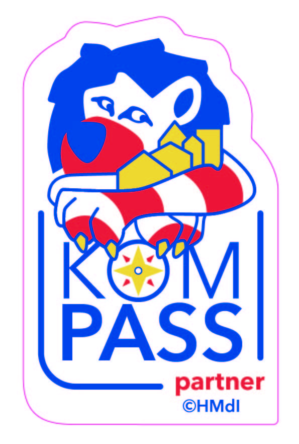 Logo des KOMPASS-Programms ('KOMmunalProgrAmmSicherheitsInitiative') mit dem hessischen Löwen in den Landesfarben Blau, Rot und Gelb, der ein Stadtsilhouetten-Band und einen Kompassstern hält. Darunter der Schriftzug 'KOMPASS partner'.