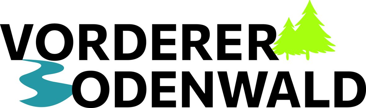 Logo der Region "Vorderer Odenwald". Der Text steht in zwei Zeilen dunkler, serifenloser Fettschrift. Links neben dem Wort "Odenwald" ist ein geschwungener, blauer Flusslauf abgebildet; rechts über dem Wortende ragen zwei stilisierte hellgrüne Nadelbäume hervor.